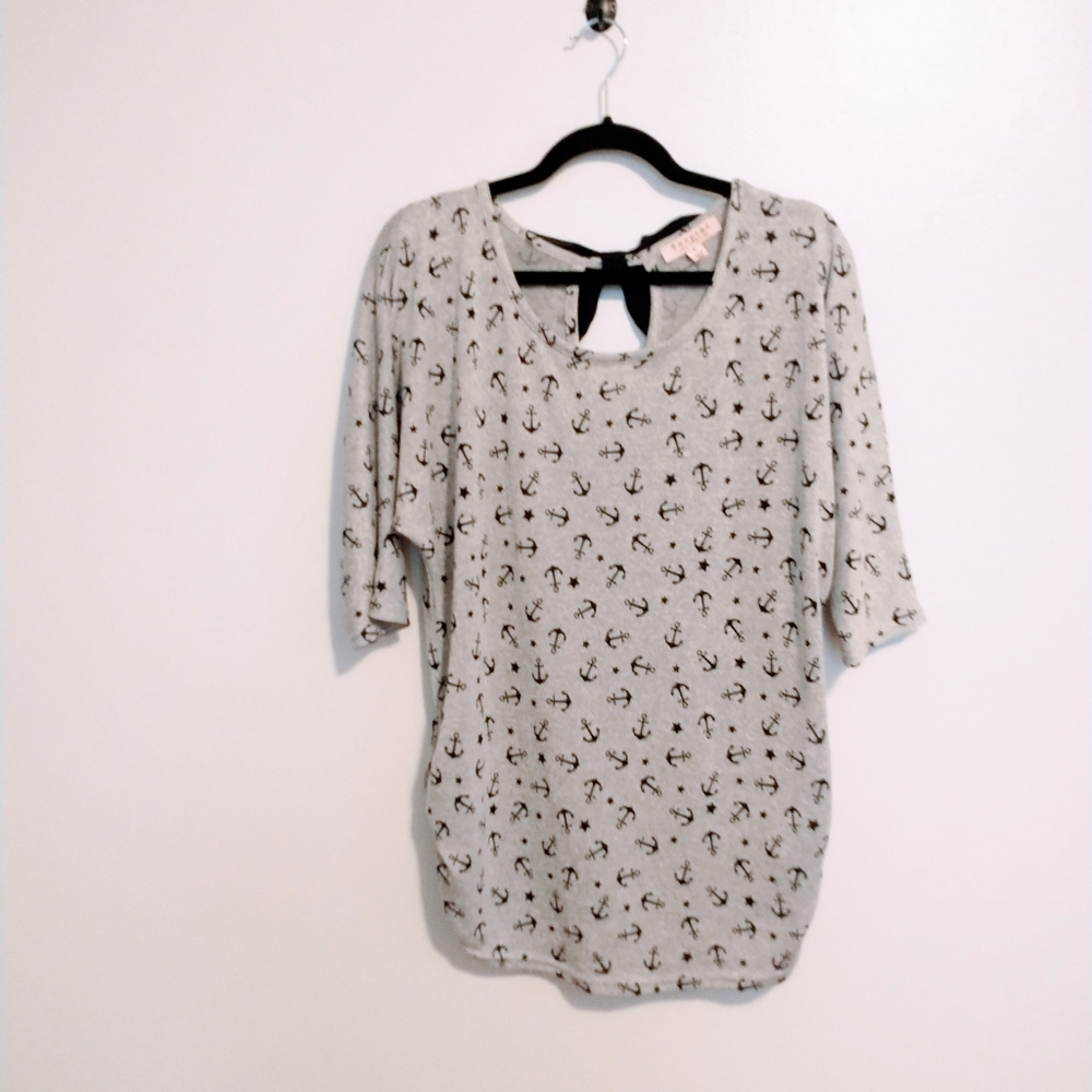 NWT Tempted grey anchor top with large black bow in the back. Size medium